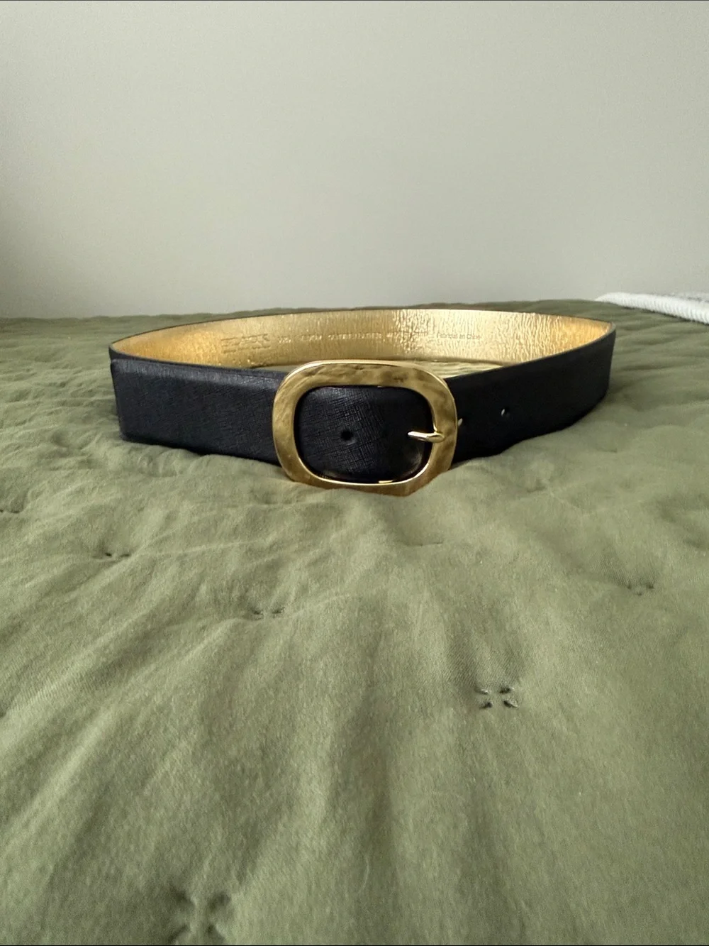 Saks Fifth Avenue Black Genuine Leather Belt Gold Oval Buckle Medium